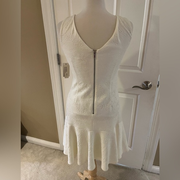 NWT Elegant Winter White Floral EmbossedSleeveless Dress by Spense-Size 6 - Picture 3 of 8